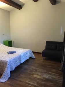 En eller flere senge i et værelse på LA PICHIOLINE + 27 billeder