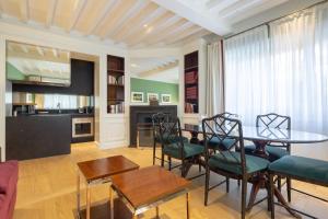 een woonkamer met een tafel en stoelen en een keuken bij Villoresi Mansion in Florence