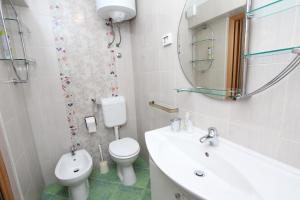 Ein Badezimmer in der Unterkunft Apartments Daria