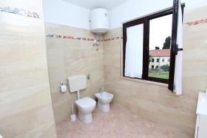 Ein Badezimmer in der Unterkunft Apartments Daria