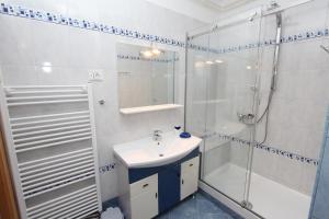 Ein Badezimmer in der Unterkunft Apartments Daria