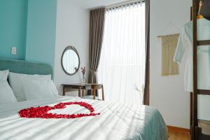 Postel nebo postele na pokoji v ubytování Phuong Tran Apartment and Hotel