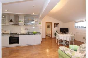 cocina y sala de estar con mesa en Apartments Daria, en Rovinj