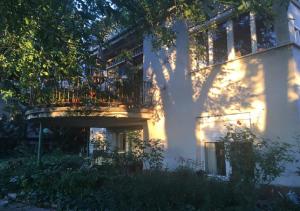 A garden outside Gellért Hill Apartment