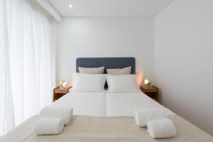 ポルトにあるBruno's Downtown Apartmentの白いベッドルーム(大型ベッド1台、白い枕付)