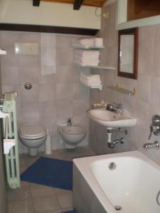 A bathroom at Casa Mario Lupo - Apartments and Rooms
