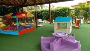 Детска площадка в Flat Summer House em Guarajuba