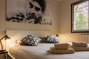 コロミエにあるAppartement ToulouseCityStay Colomiersのベッドルーム1室(枕2つ付)