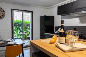 コロミエにあるAppartement ToulouseCityStay Colomiersのキッチン(ワイン1本、ワイングラス付)