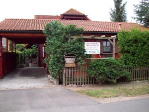 レリクにあるFerienhaus " Uns Hüsung"の塀と看板のある家