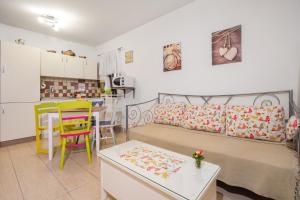 Zimmer mit einem Bett und einem Tisch sowie einer Küche in der Unterkunft Apartments Suncani in Zagreb
