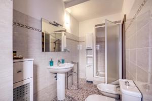 Kúpeľňa v ubytovaní AwesHomeItaly - Lungarno Bellavista Penthouse + 37 fotografií