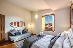 Posteľ alebo postele v izbe v ubytovaní AwesHomeItaly - Lungarno Bellavista Penthouse