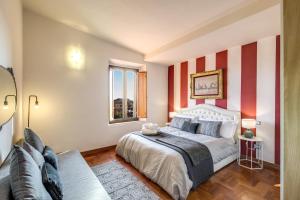 Posteľ alebo postele v izbe v ubytovaní AwesHomeItaly - Lungarno Bellavista Penthouse