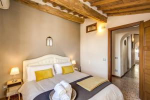 Posteľ alebo postele v izbe v ubytovaní AwesHomeItaly - Lungarno Bellavista Penthouse