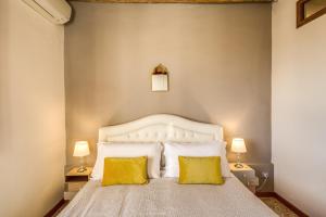 Posteľ alebo postele v izbe v ubytovaní AwesHomeItaly - Lungarno Bellavista Penthouse