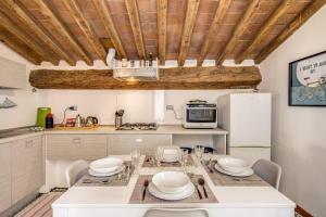 Kuchyňa alebo kuchynka v ubytovaní AwesHomeItaly - Lungarno Bellavista Penthouse