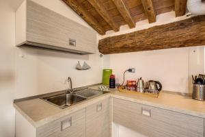 Kuchyňa alebo kuchynka v ubytovaní AwesHomeItaly - Lungarno Bellavista Penthouse