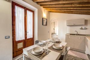 Kuchyňa alebo kuchynka v ubytovaní AwesHomeItaly - Lungarno Bellavista Penthouse