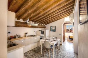 Kuchyňa alebo kuchynka v ubytovaní AwesHomeItaly - Lungarno Bellavista Penthouse