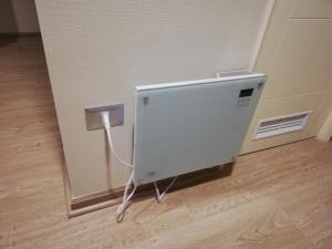 a white box with a cord plugged into a wall at Depto Estudio 1811 Edificio Centro Blanco con estacionamiento in Temuco