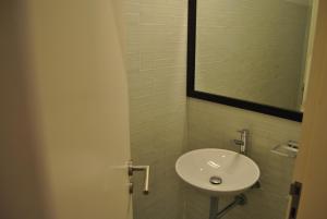 een badkamer met een witte wastafel en een spiegel bij Chiado 2 Bedroom Elegant Apartment in Lissabon