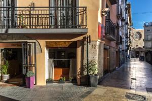 Une allée dans une ville avec un bâtiment dans l'établissement Hostal Antigua Morellana, à Valence