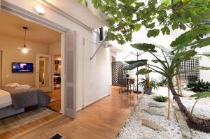 een kamer met een bed en een boom erin bij Amazing apartment in Kolonaki in Athene