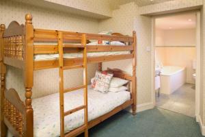 Un pat sau paturi într-o cameră la Carfraemill