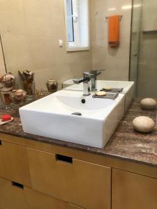 - un lavabo blanc assis sur un comptoir dans la salle de bains dans l'établissement BS VILLAS RC PORTO, à Porto