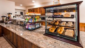 un mostrador de panadería con pan y repostería en Best Western Newberry Station, en La Pine