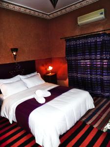 艾本哈杜的住宿－諾夫拉住宿加早餐酒店，一间卧室配有一张带两个白色枕头的大床