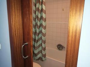a bathroom with a shower curtain and a tub at Apartamento LE SOLEIL de Fuerteventura in Costa de Antigua +26 photos