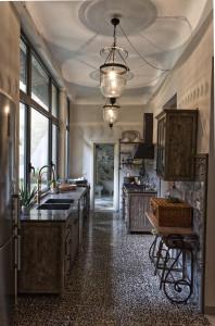 een keuken met een wastafel en een aanrecht bij Casa Ella in Bagni di Lucca