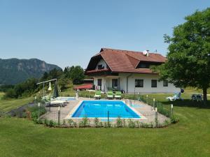 a house with a swimming pool in the yard at Ferienwohnungen Kaiser in Gallizien