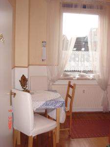 stół i krzesła w pokoju z oknem w obiekcie Köln Vermietung Schwermer w Kolonii