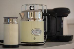 Příslušenství pro přípravu čaje a kávy v ubytování Ferienwohnung stadtnah im DG