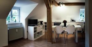 cocina y comedor con mesa y sillas en Ferienwohnung stadtnah im DG, en Würzburg