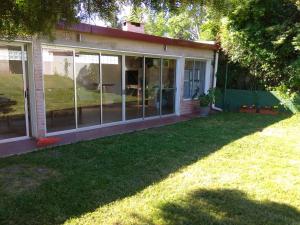 una pantalla en el porche de una casa con patio en Casa de descanso Costa Azul en La Floresta