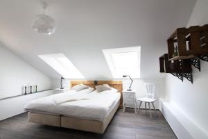 Un pat sau paturi într-o cameră la Zur alten Rebe Ferienhaus und Weingut