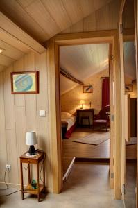 スタヴロにあるB&B Sol Magnusのベッドルームに通じるドア、ベッド1台が備わる部屋