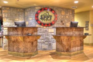 a stone wall with a bar in a casino at The Appy Lodge in Gatlinburg