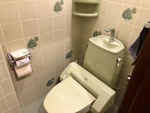 een badkamer met een wit toilet en een wastafel bij 2-8-9 Jusohommachi - House / Vacation STAY 1677 in Osaka