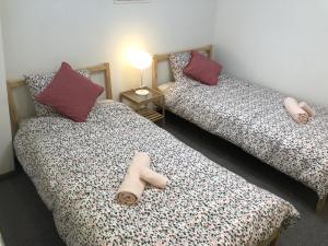 twee bedden naast elkaar in een kamer bij 2-8-9 Jusohommachi - House / Vacation STAY 1677 in Osaka