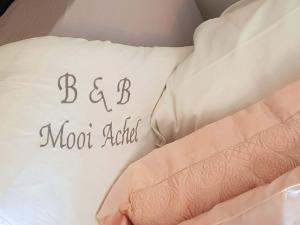 Een bed of bedden in een kamer bij Bed and breakfast Mooi Achel