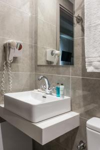 A bathroom at Sisi Breeze Hotel