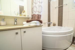 Un baño blanco con bañera y lavabo. en Luxury Villa Marilena, en Epáno Váthia 46 fotos más