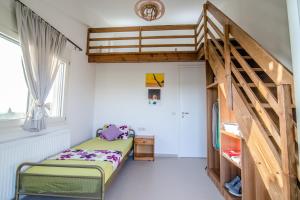 Un dormitorio con una litera y una escalera. en Luxury Villa Marilena, en Epáno Váthia