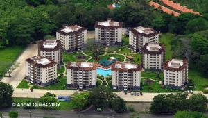 une vue aérienne sur un parc avec des bâtiments blancs dans l'établissement 2Bed 2Bath Jaco Costa Linda, à Jacó