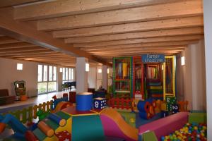 Habitación grande con sala de juegos con parque infantil. en Hotel La Baita en Folgaria